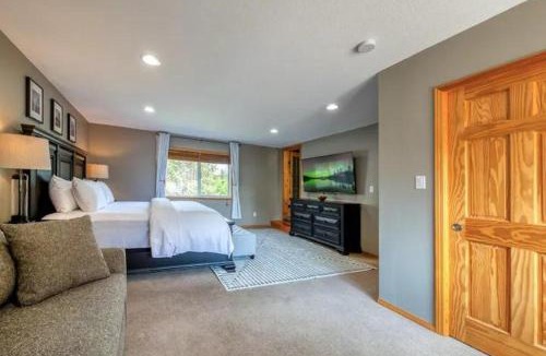 Radium Hot Springs House | Radium 5BR Home Ping Pong, Foosball, & Gazebo