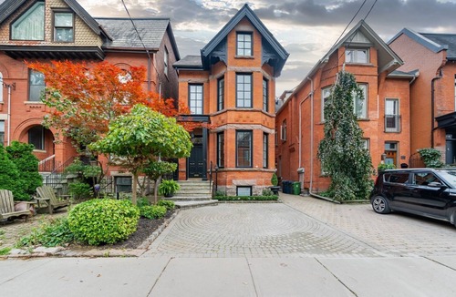 Midtown Toronto House | Rare Yorkville Detached House with Parking and Hot Tub