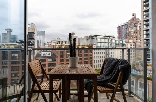 Crosstown Condo | Recently Renovated 10m Walk BC PLACE 2.5bdrm Condo w Parking, Pool, Sauna + A/C