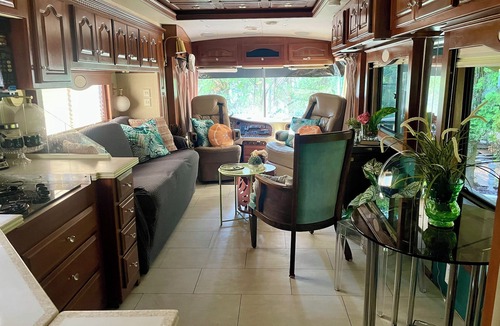 Willoughby House | Redneck Motor Palace - Hot Tub!