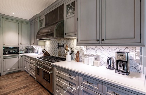 Seguin Cottage | Regal 9 bed 6 bath Cottage + Boathouse + Coachhouse on Lake Joe!