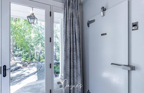 Seguin Cottage | Regal 9 bed 6 bath Cottage + Boathouse + Coachhouse on Lake Joe!