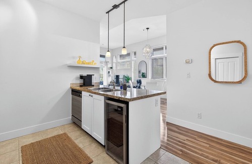 Westbank Apartment | Relax at a lakeside condo at The Cove Resort in West Kelowna. This ground floor 1 bedroom suite features a king bed, queen sofa bed, large private patio & resort amenities. Close to Okanagan Lake beaches, wineries, cafés & downtown Kelowna.