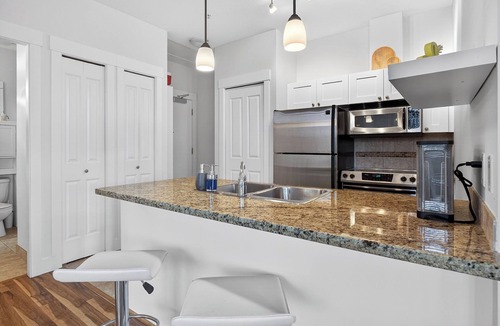 Westbank Apartment | Relax at a lakeside condo at The Cove Resort in West Kelowna. This ground floor 1 bedroom suite features a king bed, queen sofa bed, large private patio & resort amenities. Close to Okanagan Lake beaches, wineries, cafés & downtown Kelowna.
