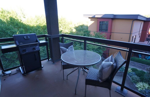 South Pandosy Condo | Relaxing Retreat Overlooking Playa's Quiet 3rd Floor Courtyard