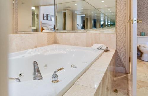 Oro-Medonte Apartment | Resort Style with Balcony Hot Tub and Full Kitchen