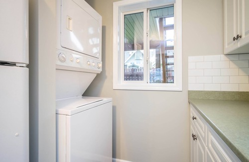 Regional District of Nanaimo House | Restful and Serene ♦ Quiet Neighborhood ♦ Washer/Dryer