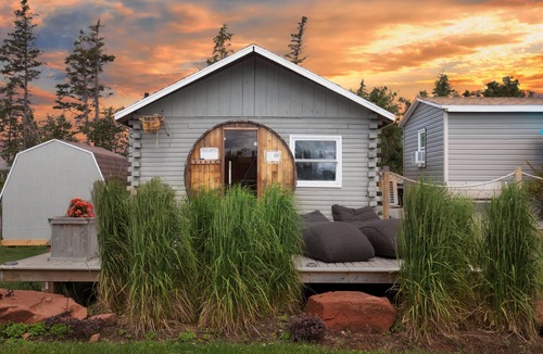 York Cottage | Reunion Cottages, 5 minutes walking to beach entrance & Stanhope Golf Course.