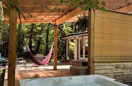 Woodfibre House | Riverwood Retreat: hot tub, outdoor sauna/shower on the Cheakamus River