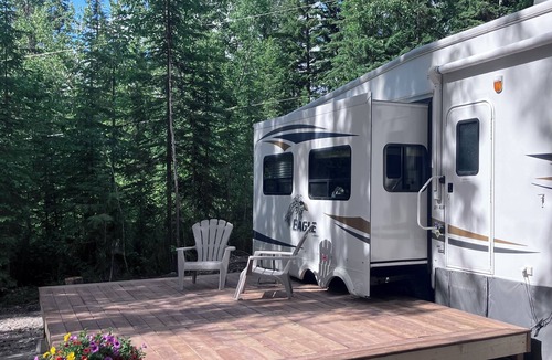 Golden House | Rocky Mountain Camping in Luxury RV Nature at its finest with all amenities!
