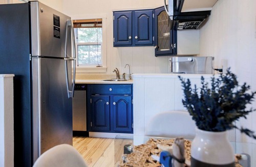 Boutiliers Point Cottage | Romantic Oceanfront Studio | Private Hot Tub | Fireplace | Near Halifax