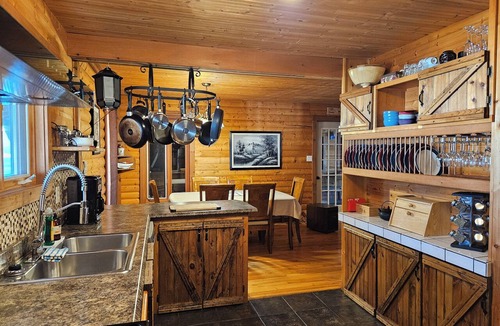 Woody Point House | Rustic Log Style Chalet in the Heart of Gros Morne National Park!