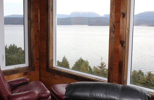 Woody Point House | Rustic Log Style Chalet in the Heart of Gros Morne National Park!