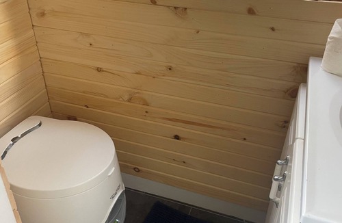 Head Cabin | Rustic off grid 2-bedroom cabin in Bissett Creek