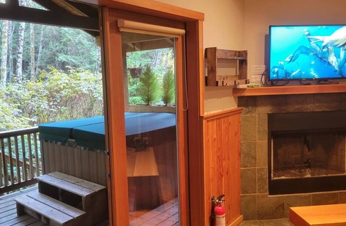 Ucluelet Cabin | Salal Cabin by Evergreen Forest Cabins