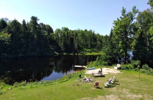 Dunchurch Cottage | SAMOGETAWAY. Four seasons cottage escape. It features of privacy and wilderness.