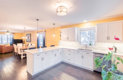 Grand Bend Cottage | Sandalwood Cottage | Hot Tub | Walk to Beach | Firepit | Grand Bend & The Pinery