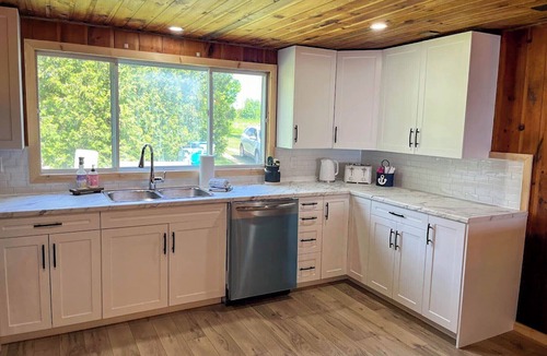 Bayfield Cottage | Sandy Edge Retreat, Awesome Beach!