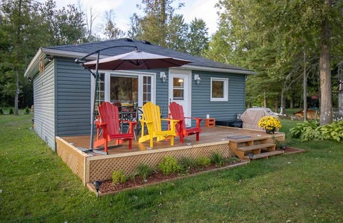 Quinte West Cottage | Savi By The River - Cozy & Affordable 1Br Cottage plus Bunkie w/Watercraft, Deck, Firepit