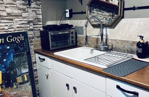 Gibsons House | SEAS THE DAY .Private hot tub, Pet Friendly, Beaches,.Dining; Gibsons. Escape