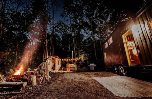 Simcoe Cabin | Secluded Forest Tiny House with Wood-Fired Sauna & Hot Tub Near Norfolk County, Simcoe, Ontario