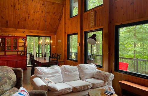 Chertsey Ski Chalet | Serendipity Hideaway - Lakefront Gem SUPs & Boats - Firewood Included, Rated 10 on 10
