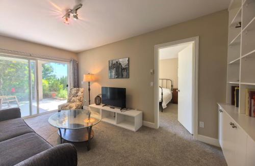 West Vancouver Villa | Serene Retreat, Ocean&City Views, Close to Beach