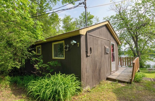 Frontenac Cabin | Serene Sydenham Lake Cottage - Fishing paradise