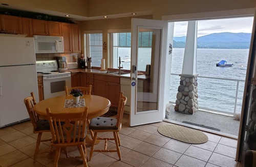 Celista House | SHUSWAP LAKE BEACH FRONT PRIVATE DOCK/BUOY 60% OFF $159 NT REG $398 TAX FREE