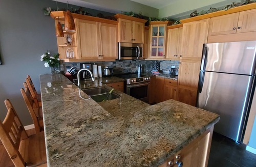 Scotch Creek House | SHUSWAP LAKE SHUSWAP BEACHFRONT BY THE PARK BOAT SLIP PIER NEW DOCK SEP30 WIFI
