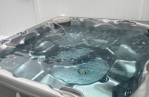 Prince George House | Signature King Suite - Hot Tub and Heated Outdoor Pool