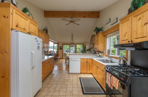 Oro-Medonte Cottage | Simply Simcoe A fabulous Carthew Bay lakefront home