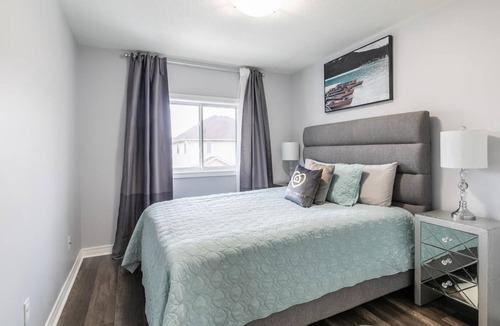 Stoney Creek House | SimplyComfort. 3BR 2.5 BA, HOT TUB, GYM, SAUNA, BBQ, PLAYGROUND