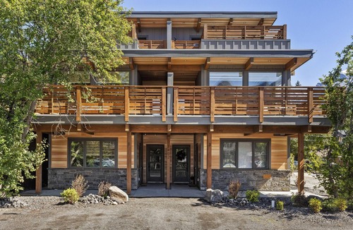 Teepee Town House | Sisters' Summit - Stunning Mountain Views with Private Hot tub, Sauna & BBQ!