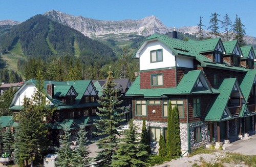 East Kootenay Condo | Ski Back to your Private Hot Tub | 3-5 Min. Walk to the Elk Chairlift