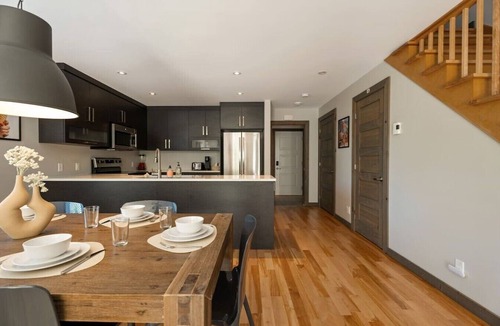 Saint-Faustin-Lac-Carre Villa | Ski/Bike/Hike In-Out | Soleil & Vue en Montagne