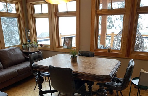 Rossland House | Ski getaway Sleeps 6 with hot tub- 5 minutes to Red Resorts