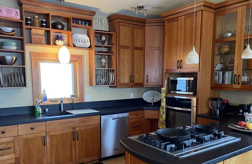 Rossland House | Ski getaway Sleeps 6 with hot tub- 5 minutes to Red Resorts