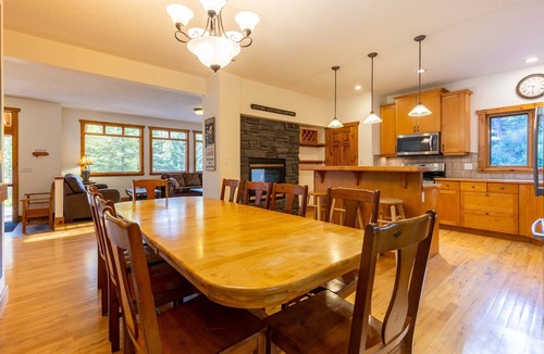 Fernie Ski Chalet | Ski In & 10-15 Walk to the Lifts. Hot Tub. A/C.