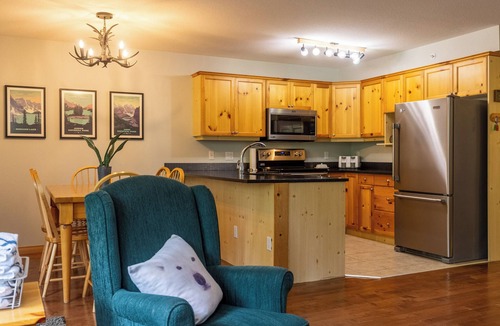 Fernie Ski Chalet | Ski In & 15 Minute Walk to the Lifts. Hot Tub. A/C. Pet Friendly