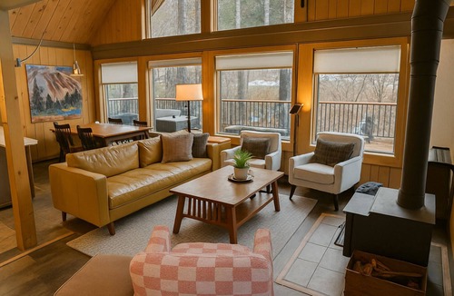 Panorama Ski Chalet | Ski-In 4BR Chalet with Private Hot Tub, Steps to Bunny Hill