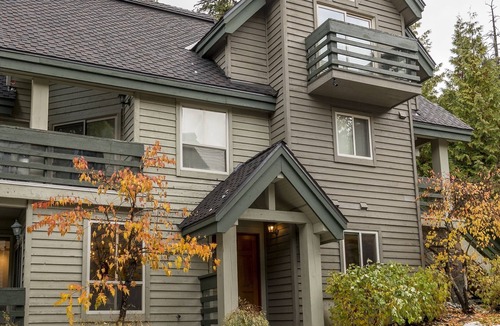 Blackcomb House | Ski-in Chic and Cozy 2bed, 2 bath Townhouse in the Upper Village/Benchlands