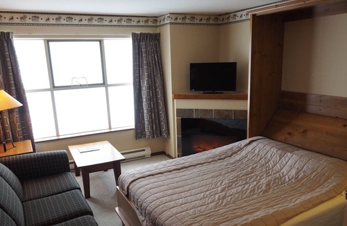 Apex Mountain Condo | Ski in/ski out 2nd floor condo