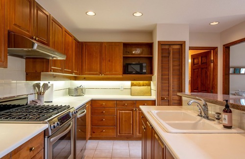 Whistler Village House | Ski-In/Ski-Out Access | 5BR Retreat | Hot Tub | Double Garage | Managed by Aloha Whistler