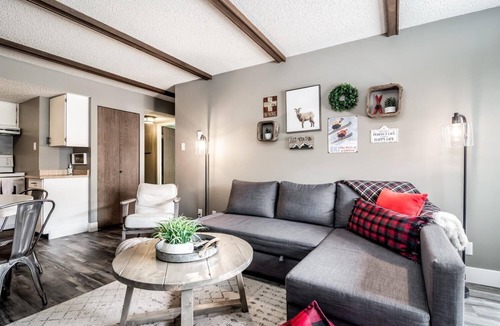 Hemlock Valley Condo | ski-in/ski-out, outdoor pool, hot tub, wood fire place, BBQ