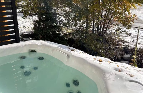 Big White Ski Resort House | Ski-In Townhouse in Big White with Hot Tub