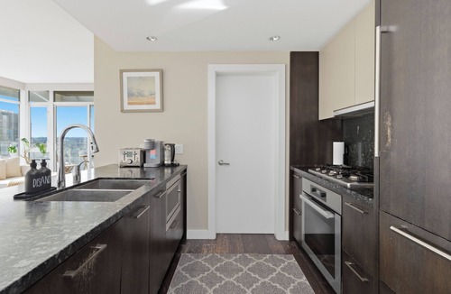 Downtown Vancouver Apartment | Sky-High Luxury in Vibrant Yaletown Hub WaterViews