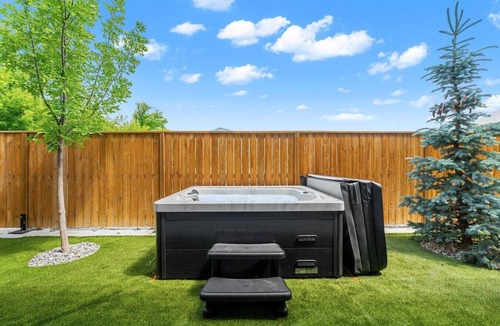 East Kootenay Villa | Skydeck | Lake & Mountain Views | Rooftop Patios