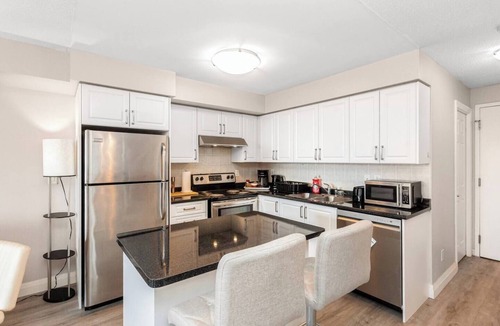 Downtown Mississauga Condo | SkyView 2+1 Condo|Stunning Views|Steps to SQ1 Mall