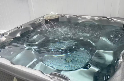 Prince George House | Sleep Inn Coziness & Comfort - Hot Tub and Heated Outdoor Pool
